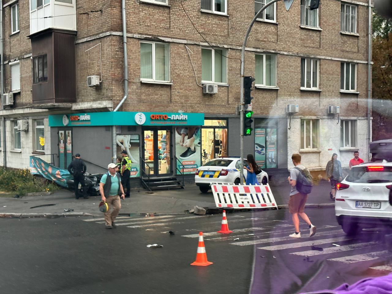 У Києві мотоцикл після зіткнення з легковиком вилетів на тротуар та врізався у фасад магазину. Фото
