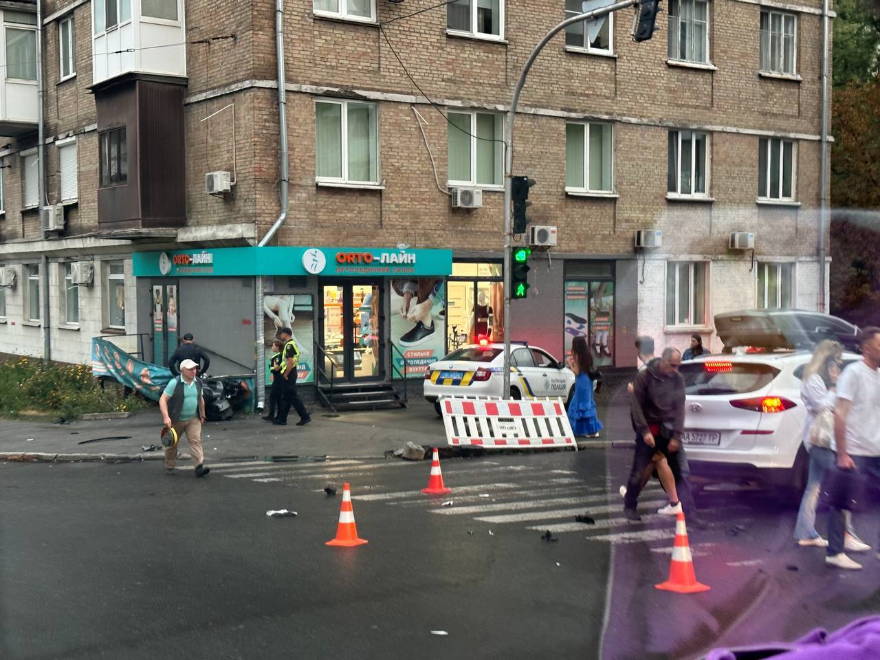 У Києві мотоцикл після зіткнення з легковиком вилетів на тротуар та врізався у фасад магазину. Фото