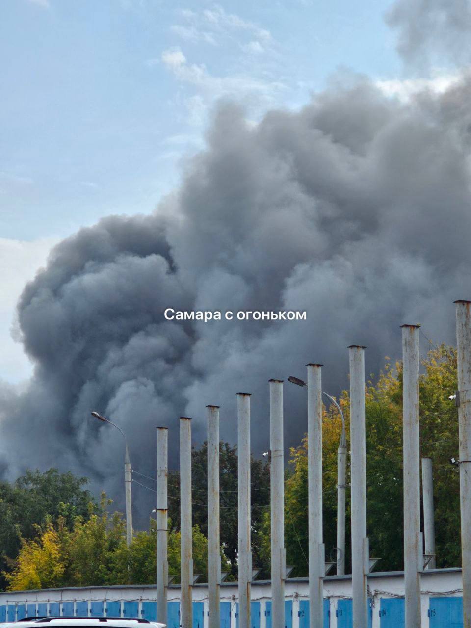 В Самаре вспыхнул мощный пожар на заводе, валит дым. Фото и видео