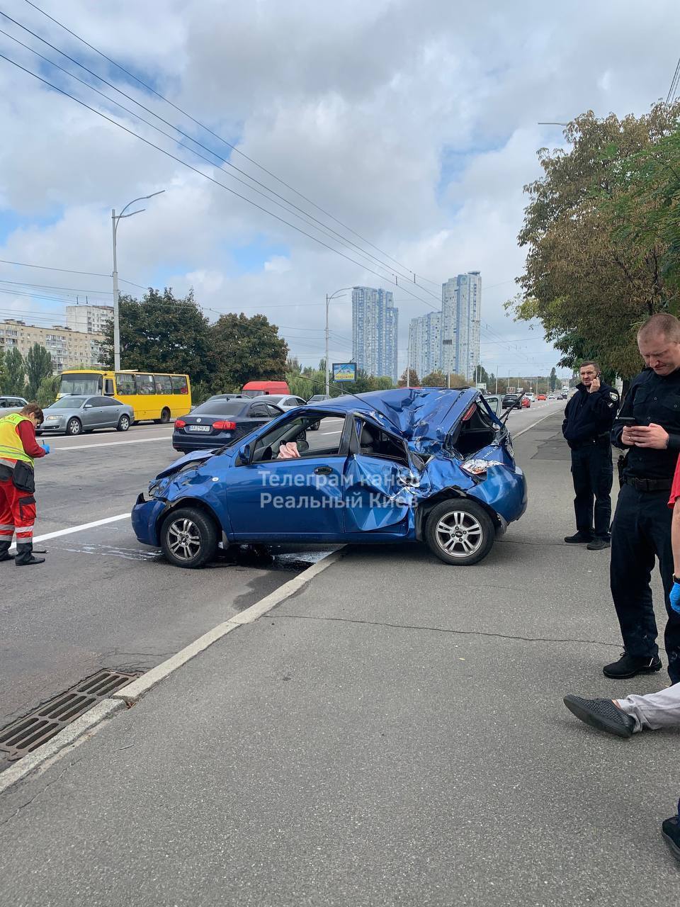 У Києві Chevrolet на швидкості протаранив Lexus, а потім тролейбус: є постраждалий. Фото і відео