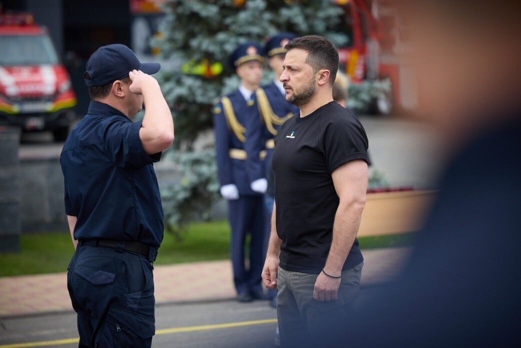 "У вас значно більше, ніж просто робота" : Зеленський привітав  працівників і працівниць ДСНС напередодні їхнього свята. Відео