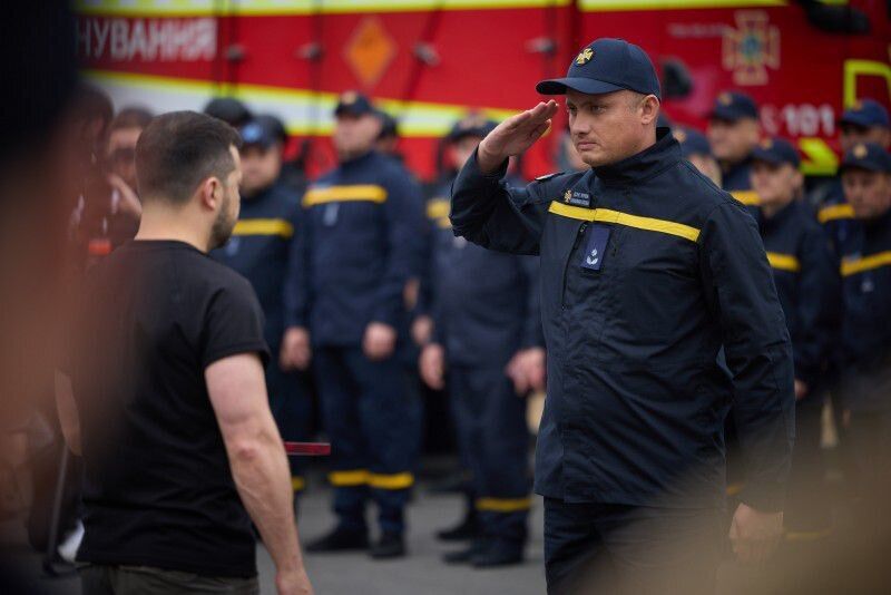 "У вас значно більше, ніж просто робота" : Зеленський привітав  працівників і працівниць ДСНС напередодні їхнього свята. Відео