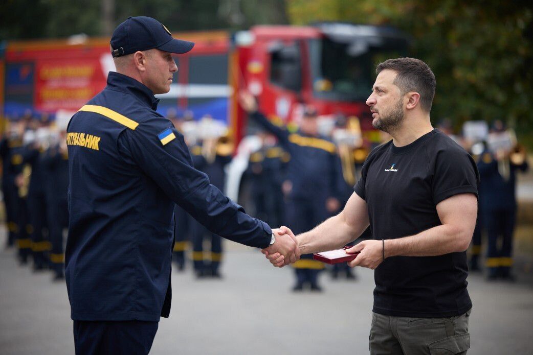 "У вас значно більше, ніж просто робота" : Зеленський привітав  працівників і працівниць ДСНС напередодні їхнього свята. Відео