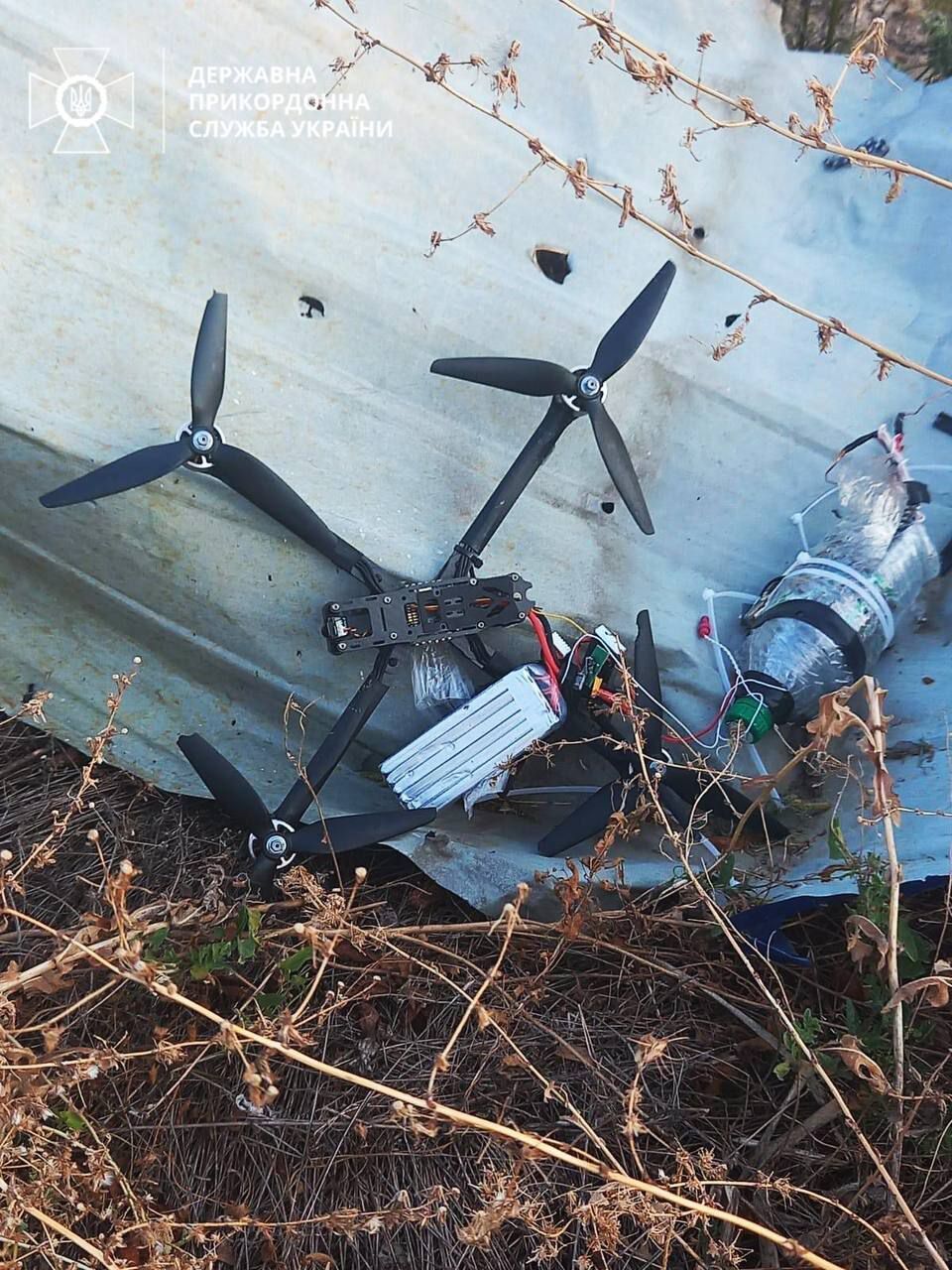 На Запорожье пограничник приземлил вражеский дрон, нашпигованный взрывчаткой: пятый за неделю. Фото