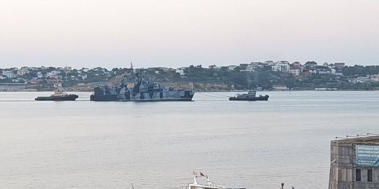 Буксирують у порт: з'явилося фото російського корабля "Самум" після удару дрона "Морський малюк"