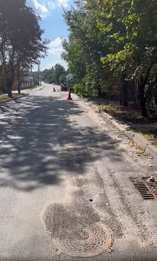 Під Києвом на нещодавно відремонтованій дорозі утворився провал. Відео