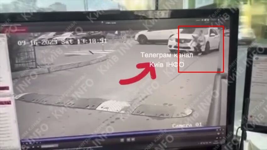 Під Києвом легковик збив дитину на самокаті: момент ДТП зафіксувала камера. Відео
