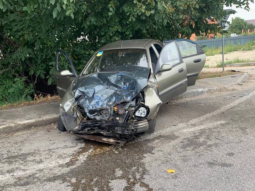 На Київщині сталась аварія за участі двох легковиків та вантажівки: є потерпілі. Фото