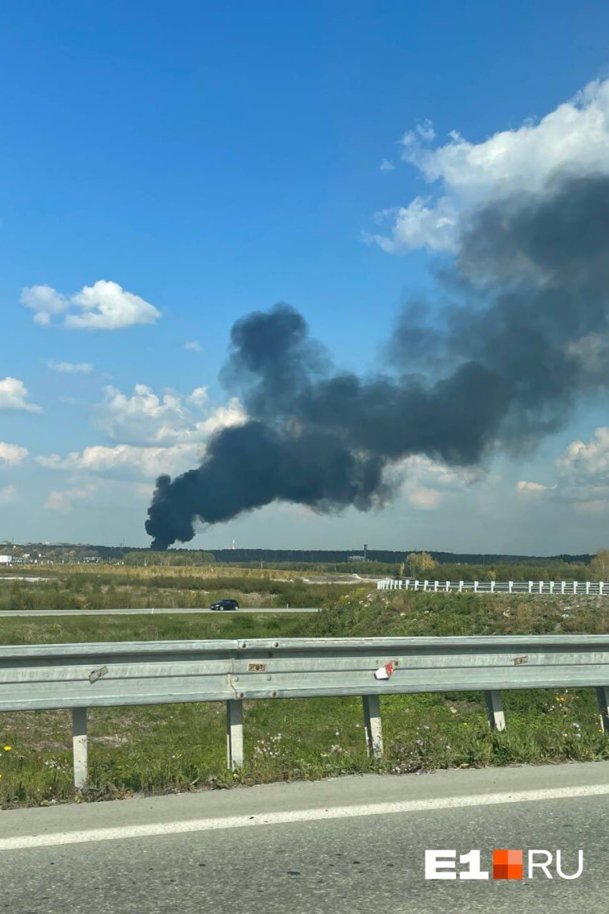 В российском Екатеринбурге произошел масштабный пожар в промзоне: детали и фото