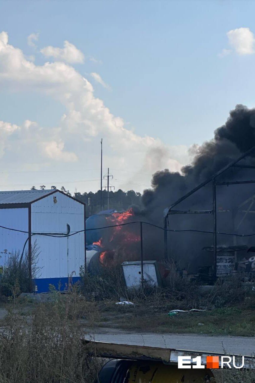 В российском Екатеринбурге произошел масштабный пожар в промзоне: детали и фото