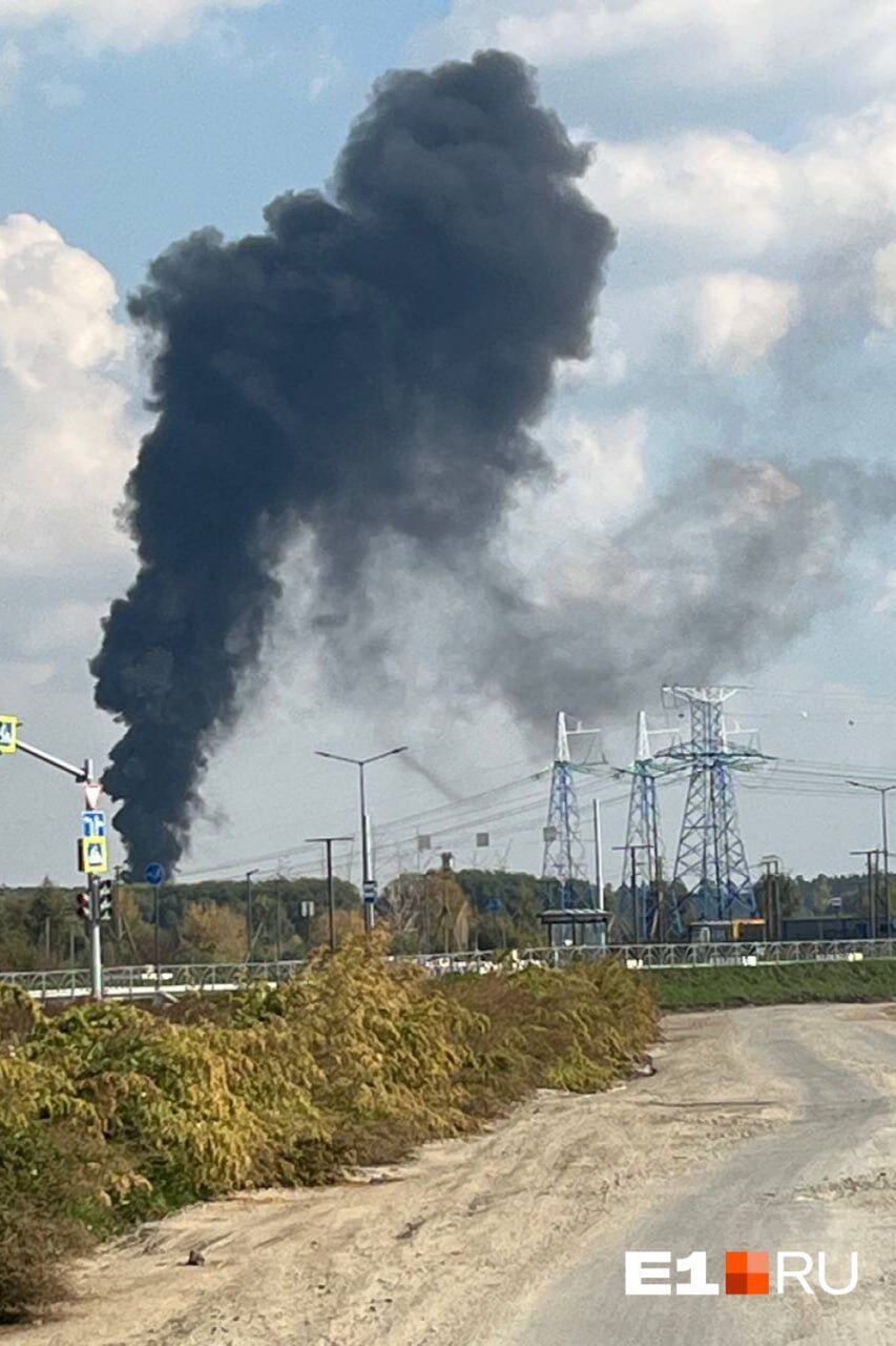 В российском Екатеринбурге произошел масштабный пожар в промзоне: детали и фото