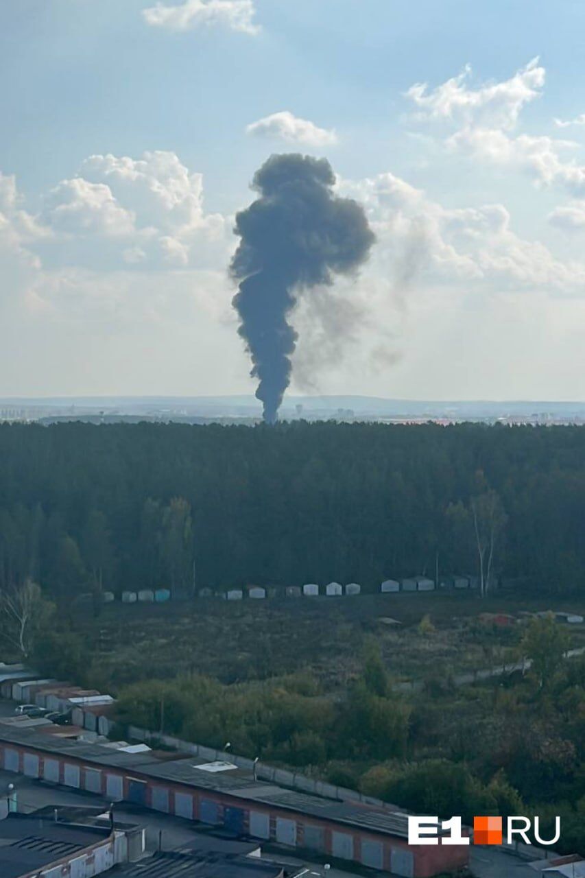 В российском Екатеринбурге произошел масштабный пожар в промзоне: детали и фото