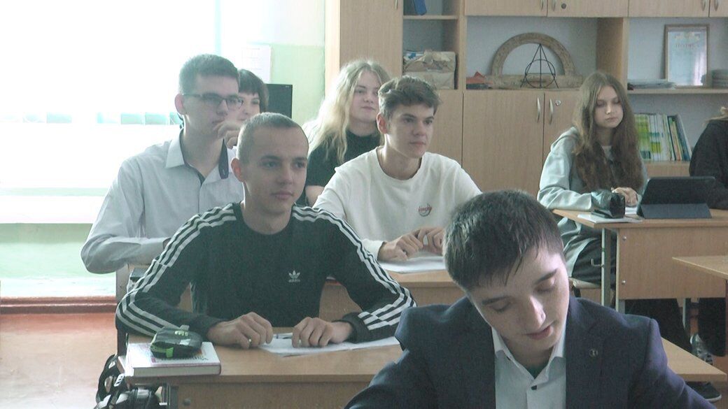 Работает еще со времен Брежнева: директор лицея в Житомире обязала учеников носить школьную форму, мэр назвал это буллингом