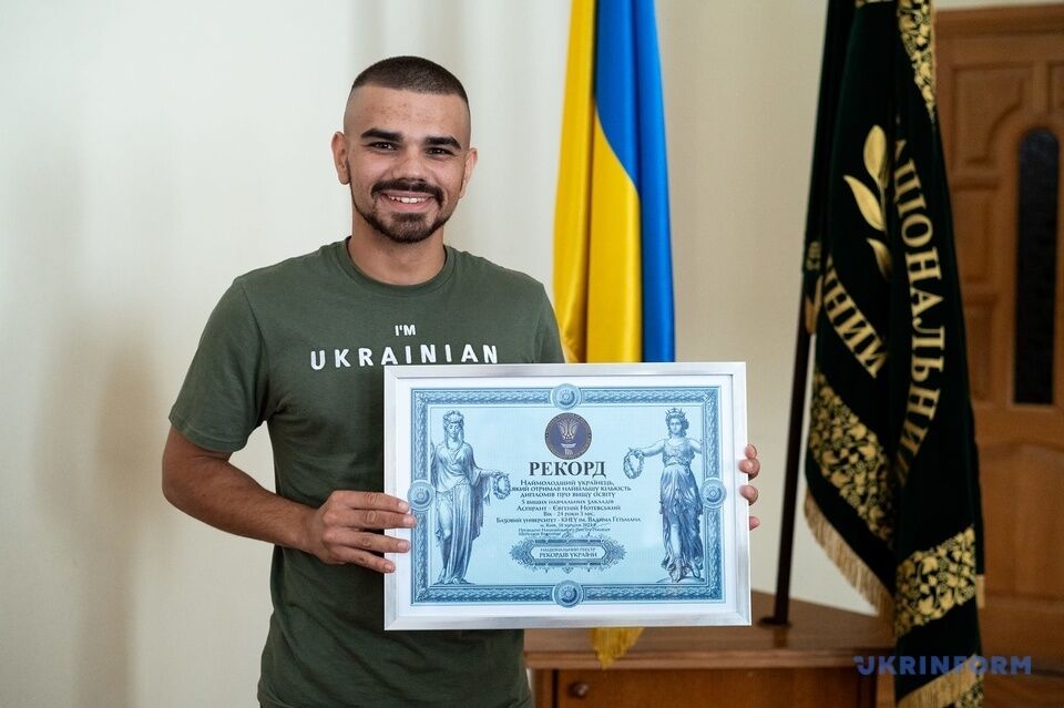 24-річний українець за шість років отримав 5 дипломів про вищу освіту і встановив рекорд. Фото