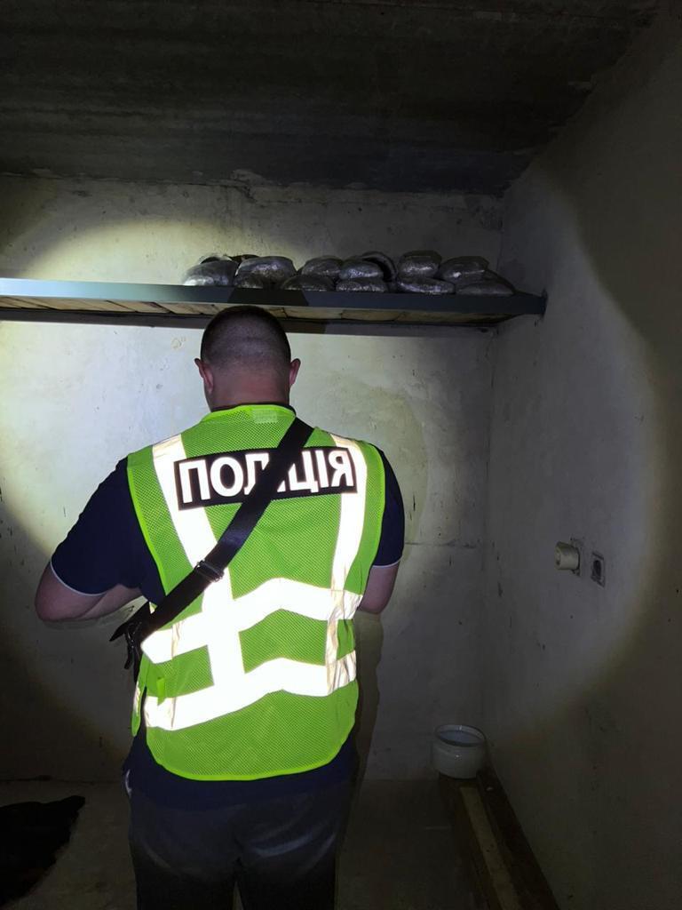У Києві затримали трьох наркоторговців: вилучили 40 кілограмів "товару" на 10 млн грн. Фото