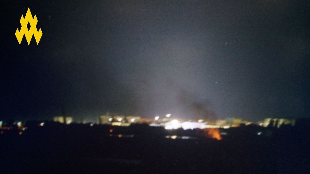 В Євпаторії розгорілася масштабна пожежа: є дані про прильоти. Фото