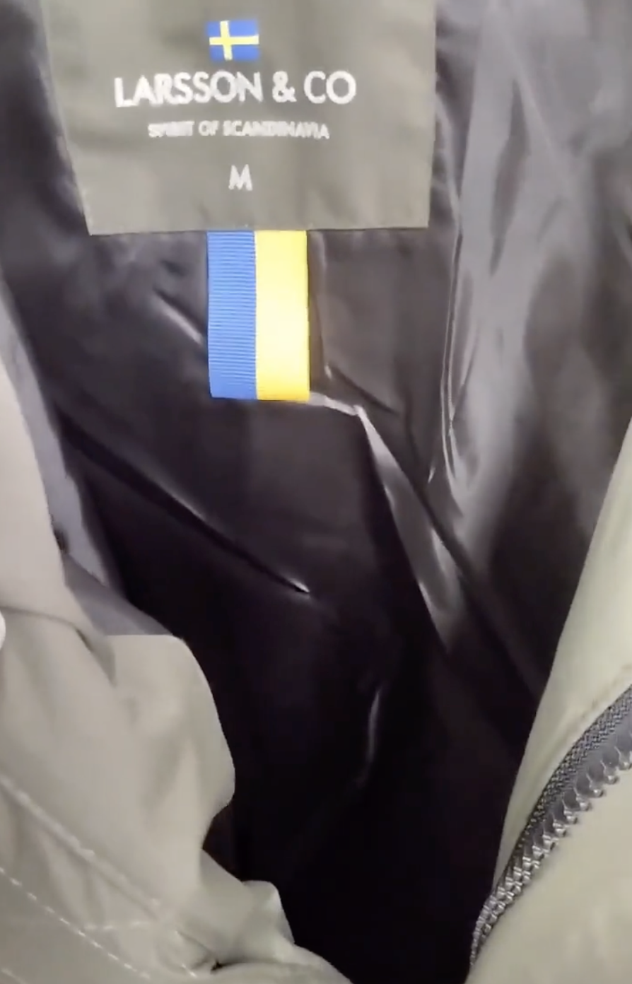 Росіяни масово пишуть доноси на одяг зі Швеції, сприймаючи шведський прапор за український. Відео