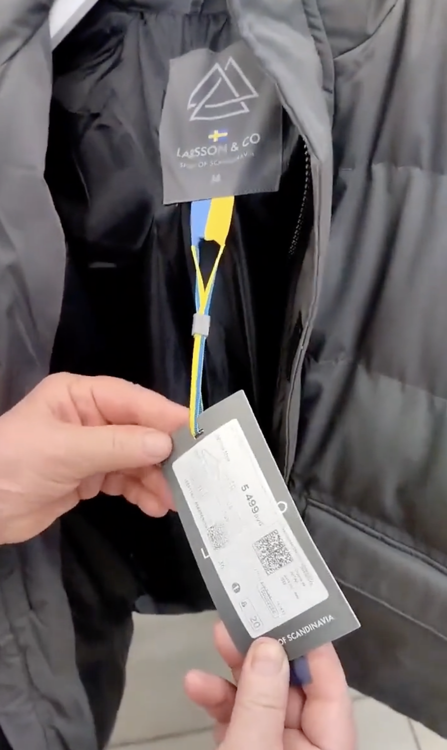 Россияне массово пишут доносы на одежду из Швеции, принимая шведский флаг за украинский. Видео