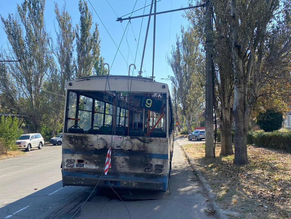 Окупанти обстріляли Херсон і поцілили по тролейбусу: є загиблі та поранений. Фото й відео