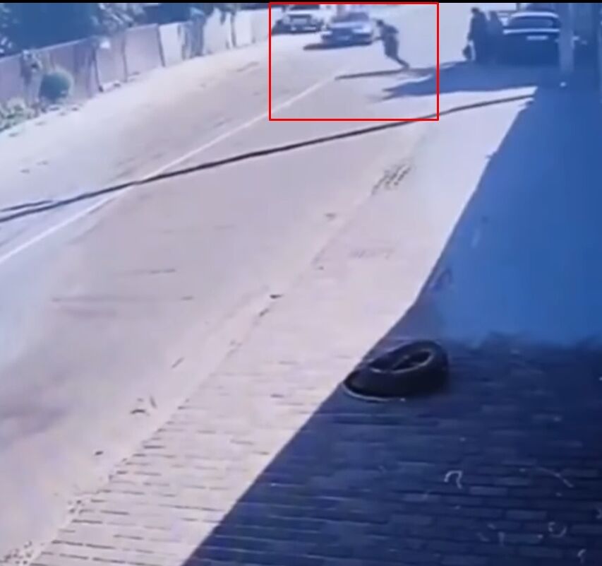 На Київщині легковик збив 16-річного хлопця: момент ДТП зафіксувала камера. Відео