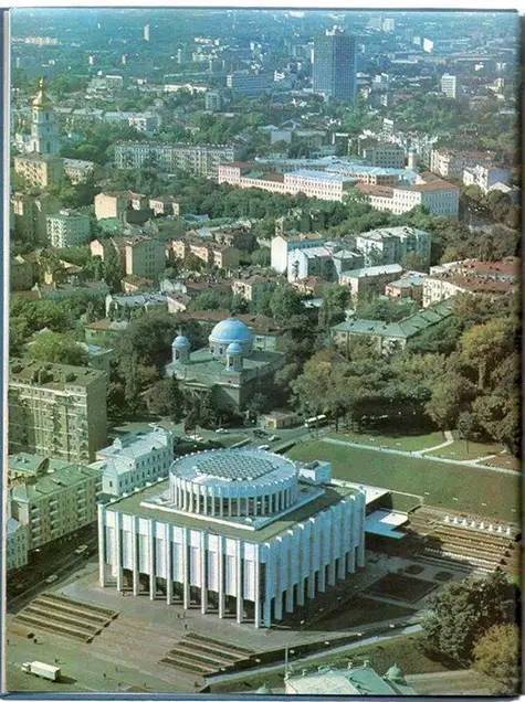 Фонтани "Київської Венеції" та зелений Хрещатик: столиця на листівках 1983 року. Фото