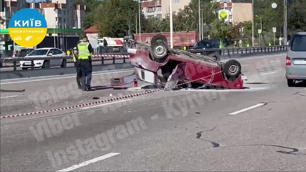 У Києві зіткнулись два авто: один із легковиків перекинувся та загорівся. Відео