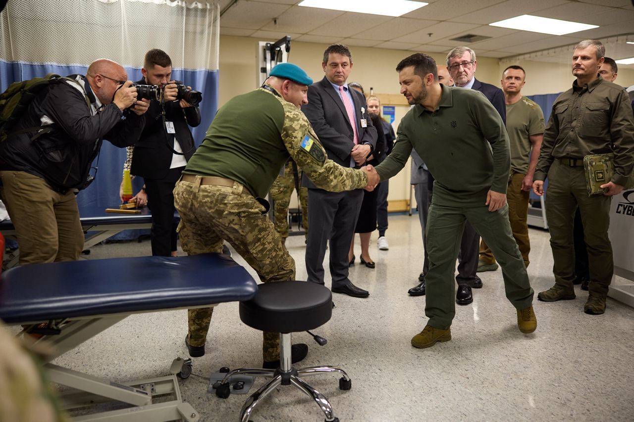 Из аэропорта сразу в госпиталь к украинским воинам: Зеленский прилетел в Нью-Йорк. Фото, видео