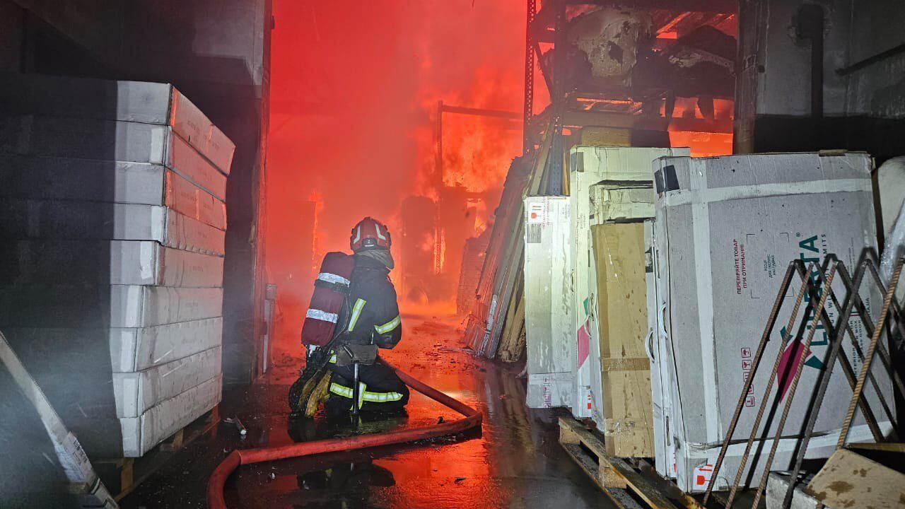 Во Львове в результате атаки "Шахедами" вспыхнули пожары: прилетело в три склада, погиб мужчина. Фото и видео