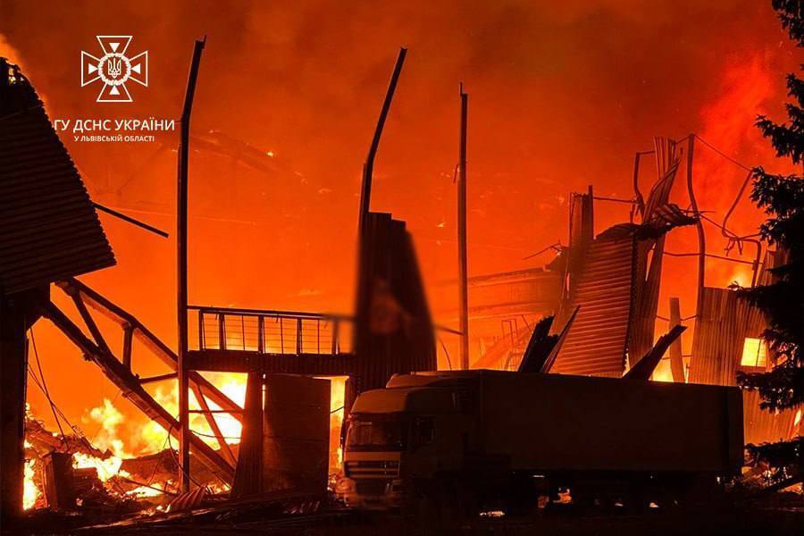 У Львові внаслідок атаки "Шахедами" спалахнули пожежі: прилетіло в три склади, загинув чоловік. Фото і відео