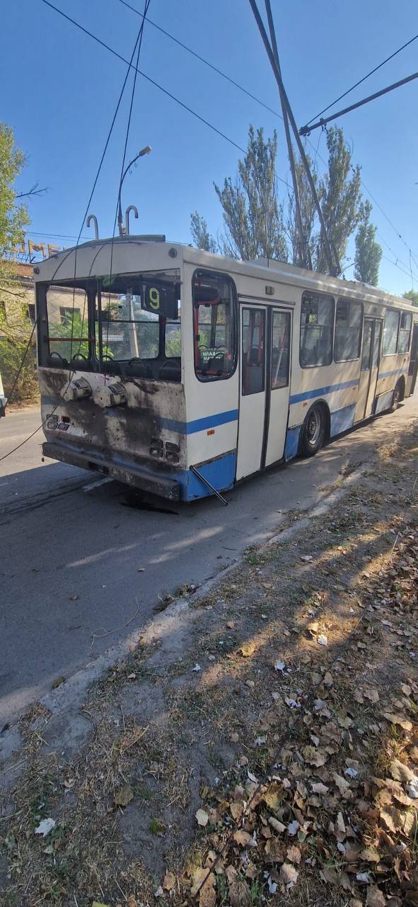 Окупанти обстріляли Херсон і поцілили по тролейбусу: є загиблі та поранений. Фото й відео