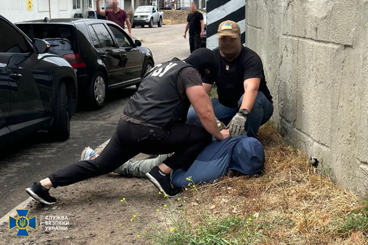 СБУ задержала заместителя военкома в Херсоне и председателя ВВК на Прикарпатье, которые "зарабатывали" на уклонистах. Фото