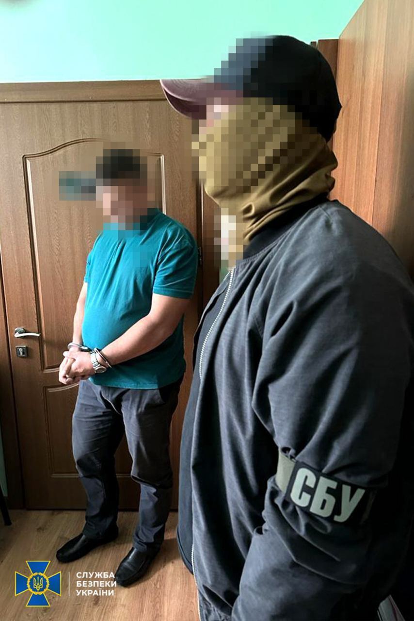 СБУ задержала заместителя военкома в Херсоне и председателя ВВК на Прикарпатье, которые "зарабатывали" на уклонистах. Фото