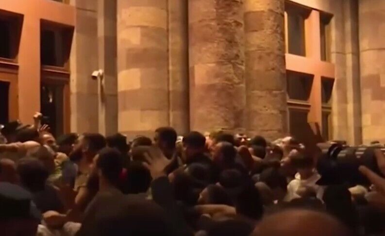 У Єревані проходить мітинг із вимогою відставки прем'єра Пашиняна: подробиці
