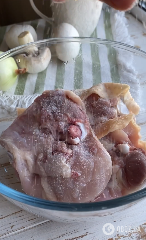 Как вкусно запечь куриные бедра с картофелем в одной форме: идеальное блюдо для обеда