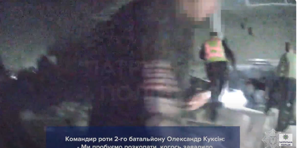 Отбрасывали обломки бетона: появилось видео, как патрульные спасали людей во Львове после удара РФ