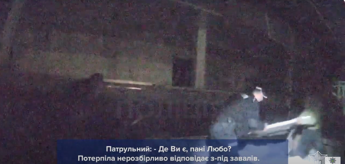 Відкидали уламки бетону: з'явилося відео, як патрульні рятували людей у Львові після удару РФ
