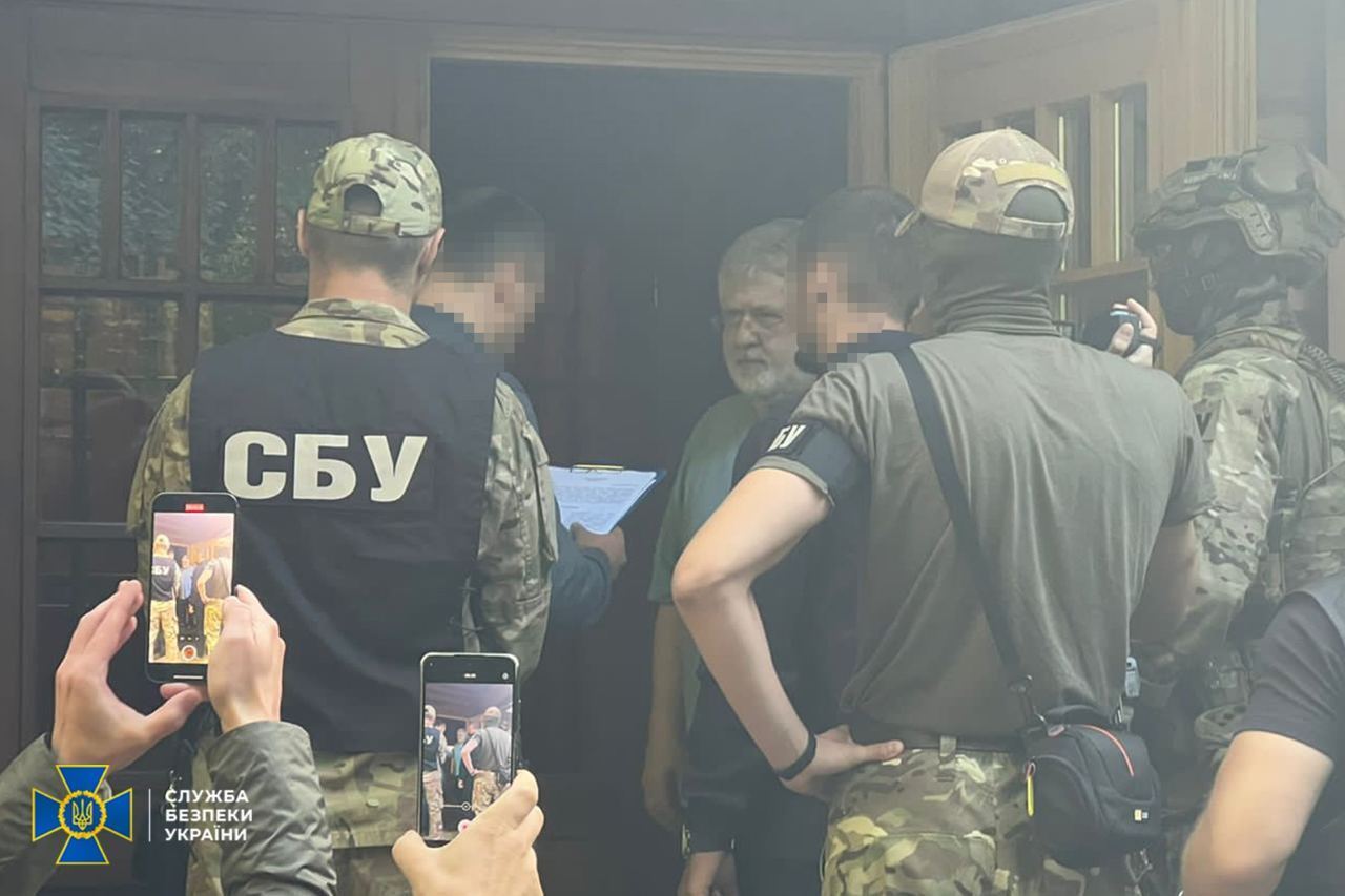 Офіційно підтверджено, що Коломойський підозрюється у відмиванні грошей.