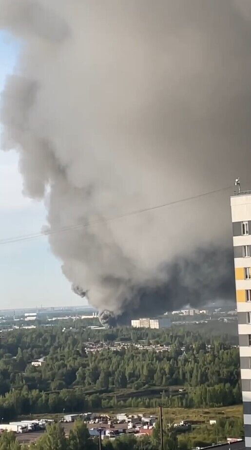 У Росії спалахнула масштабна пожежа на холодокомбінаті: піднявся стовп чорного диму. Відео