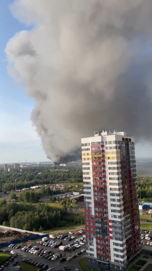 У Росії спалахнула масштабна пожежа на холодокомбінаті: піднявся стовп чорного диму. Відео