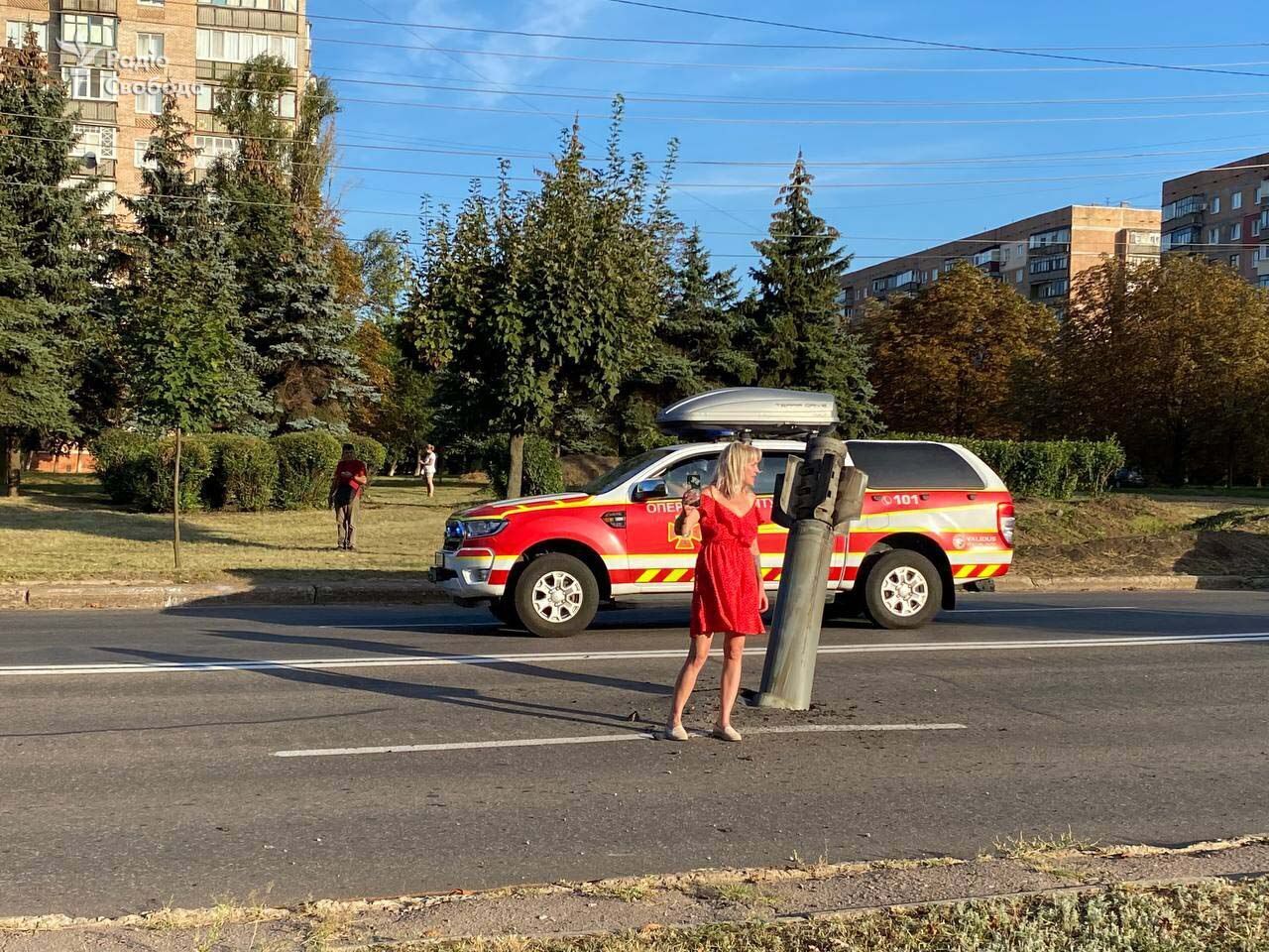 Россияне обстреляли Краматорск: разбили кладбище и попали в дорогу рядом с домами. Фото и видео