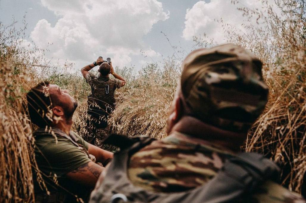 Военнослужащие наблюдают за небом