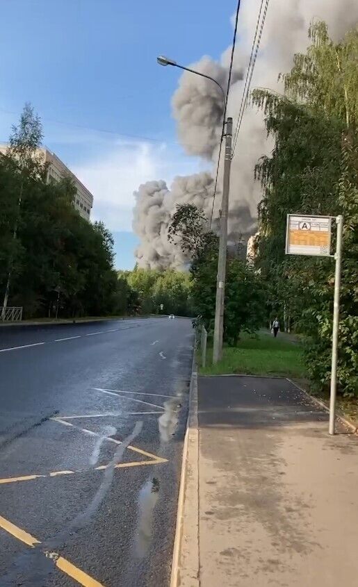 У Росії спалахнула масштабна пожежа на холодокомбінаті: піднявся стовп чорного диму. Відео