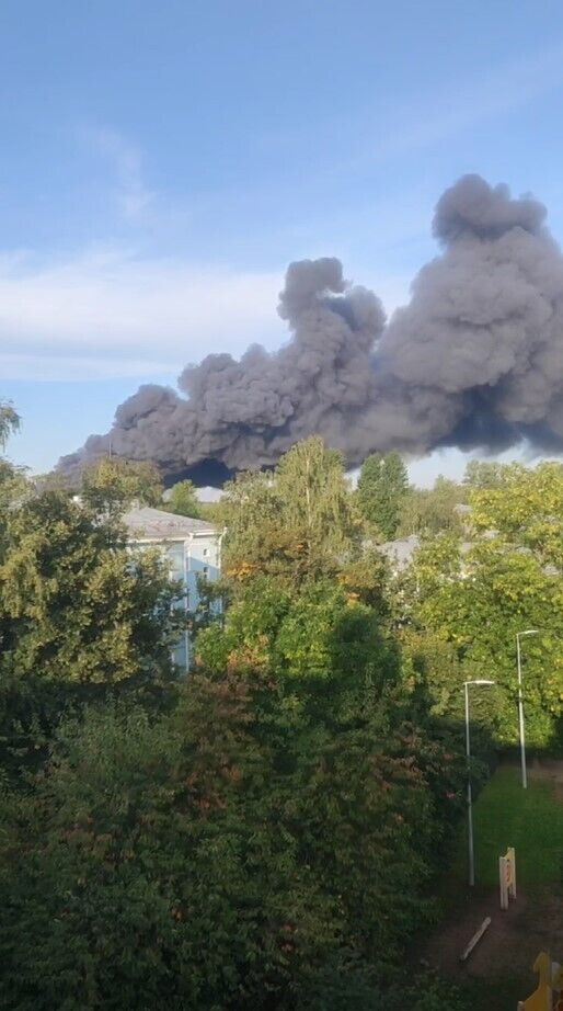 У Росії спалахнула масштабна пожежа на холодокомбінаті: піднявся стовп чорного диму. Відео