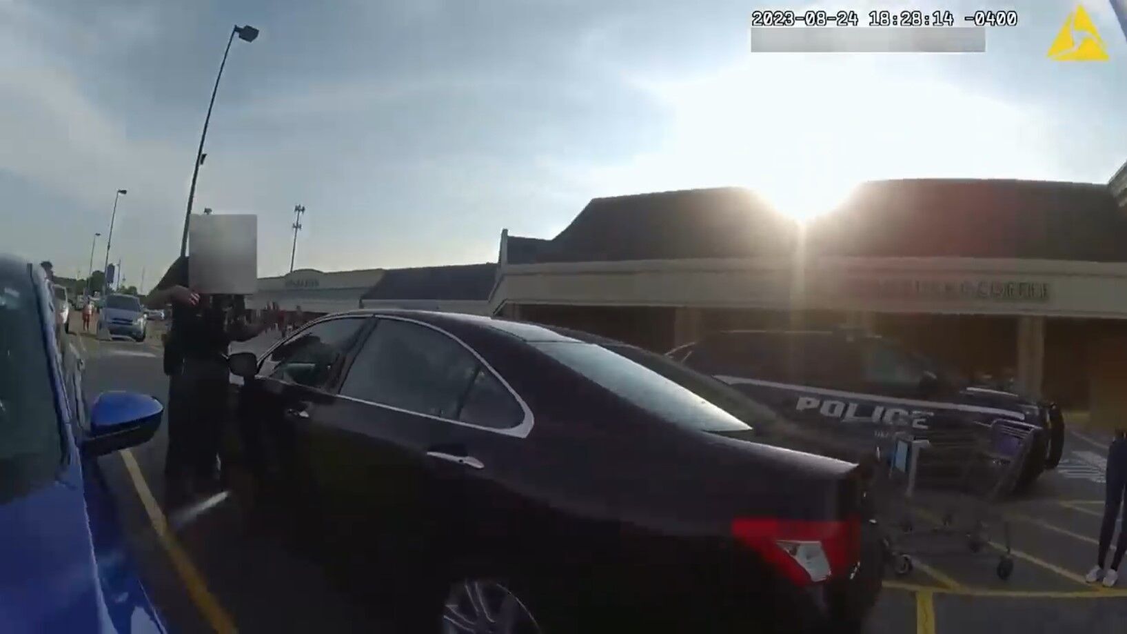 В США полицейский застрелил беременную женщину, отказавшуюся выйти из авто: общество его поддержало. Видео