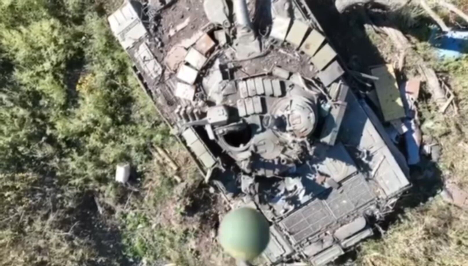 Украинские десантники уничтожили вражеский танк точным попаданием: видео