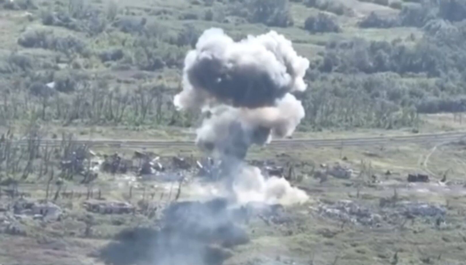 Украинские десантники уничтожили вражеский танк точным попаданием: видео