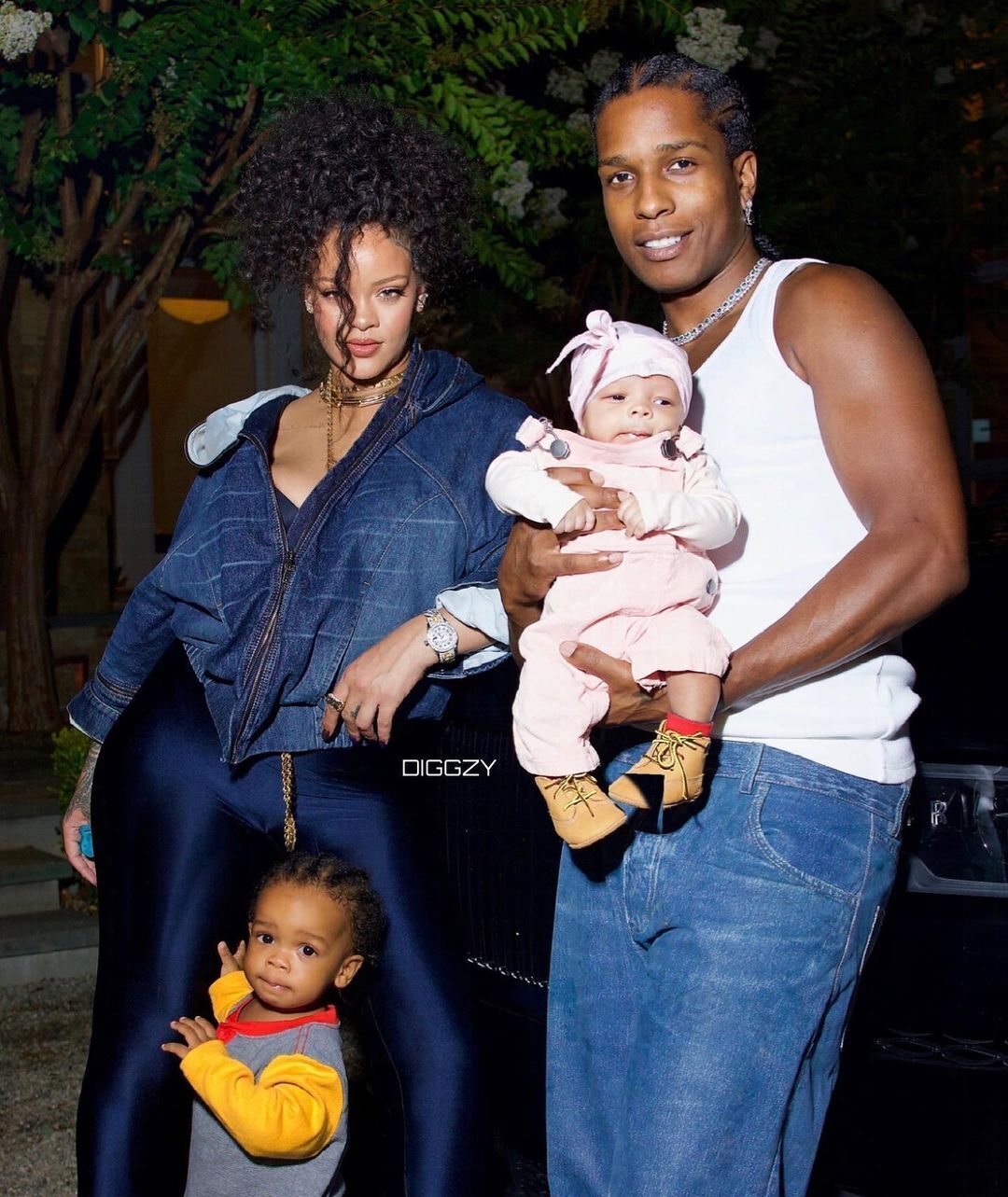 Рианна и ее скандальный бойфренд A$AP Rocky впервые показали новорожденного сына на семейных фото