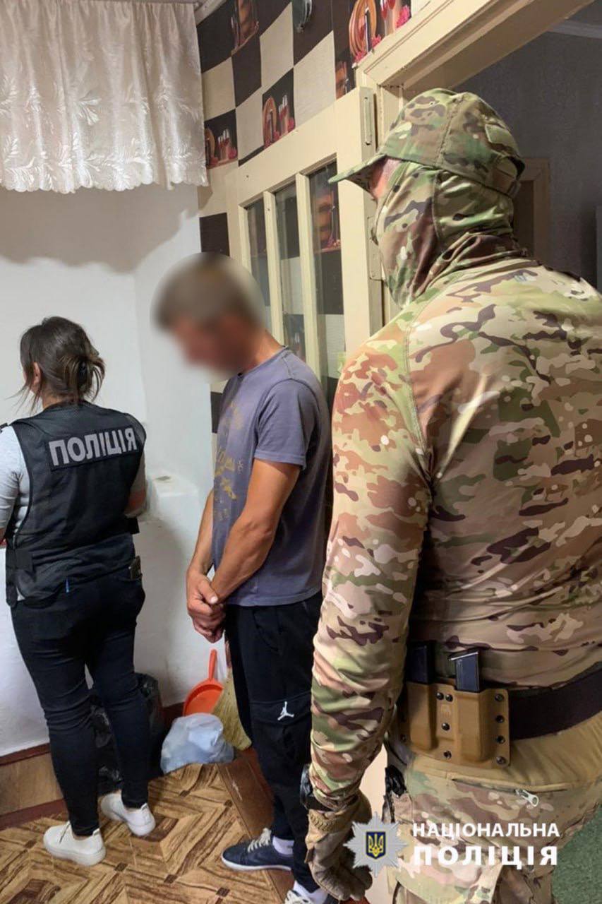 На Черкащині затримали чоловіка, який вимагав гроші з родин загиблих воїнів ЗСУ: погрожував розправою. Фото