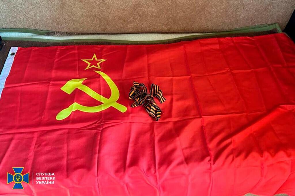 Флаг СССР и колорадская ленточка