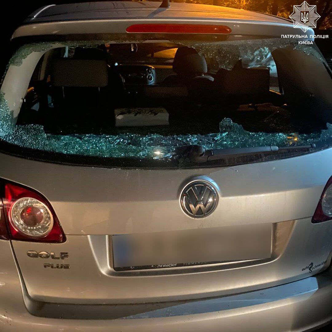 В Киеве задержали мужчину, который угрожал прохожим ножом и разбил стекло авто. Фото